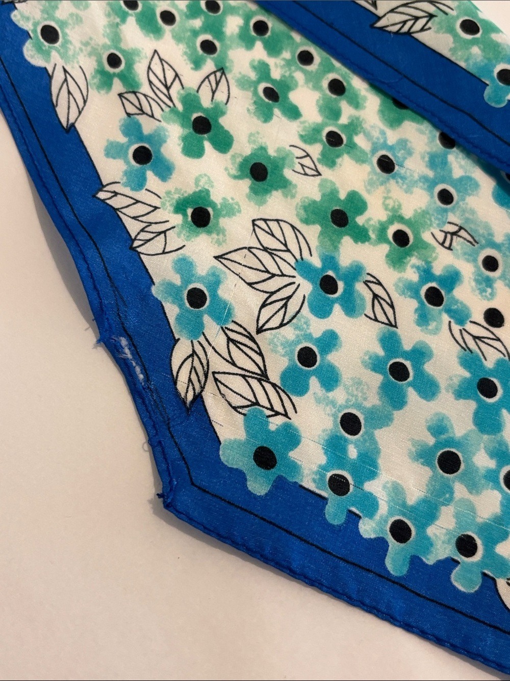 Vintage VERA NEUMANN silk scarf pointed ends blue green white floral 6.5” x 65” - Picture 6 of 8
